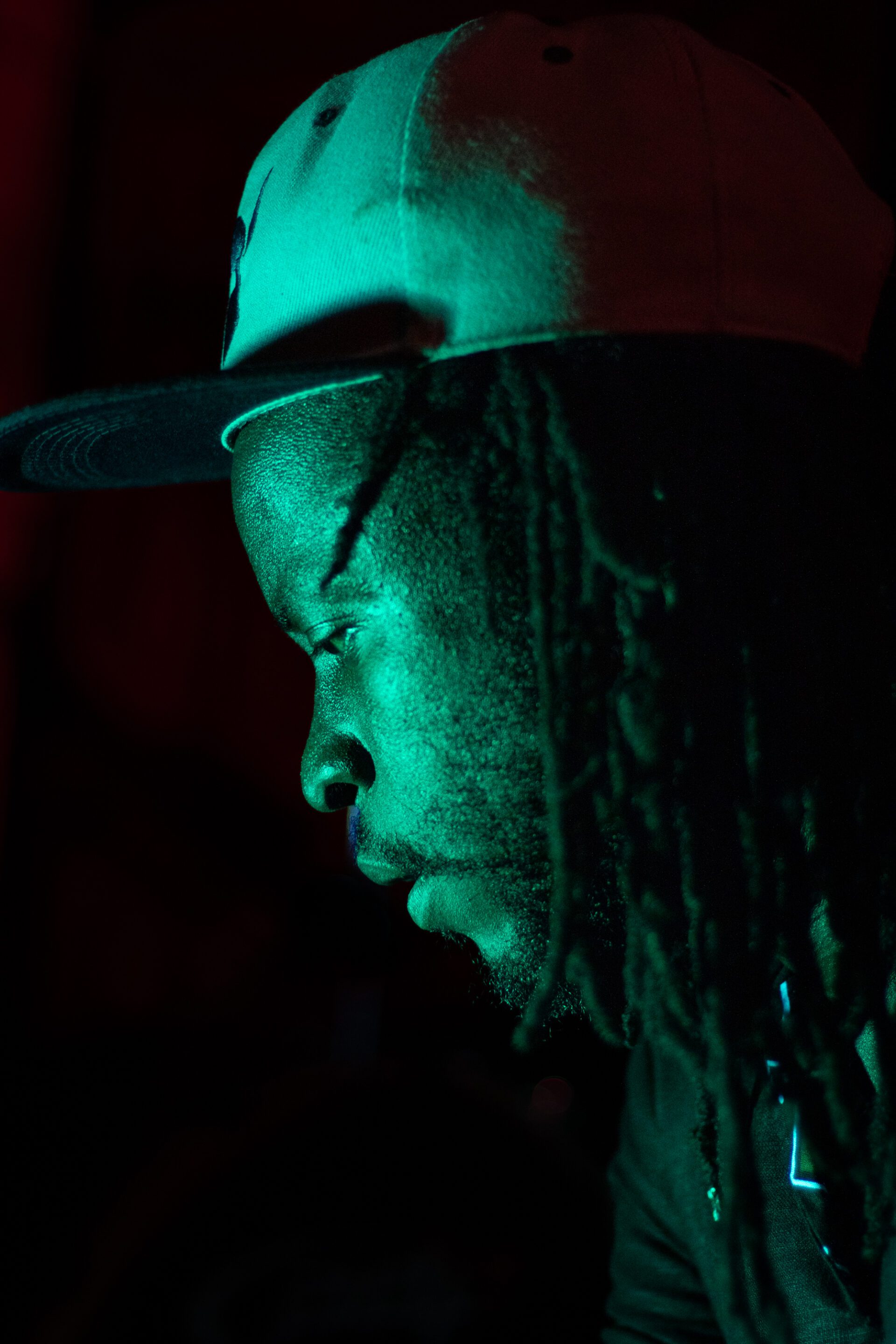 Chanteur John Bleck, éclairage vert